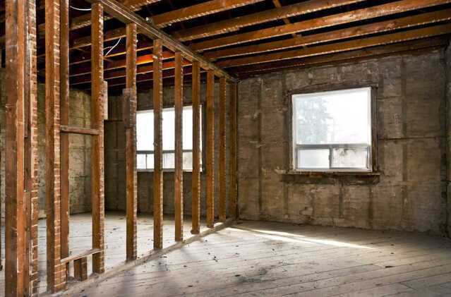 Leerer Raum mit Balken in der Mitte und an der Decke